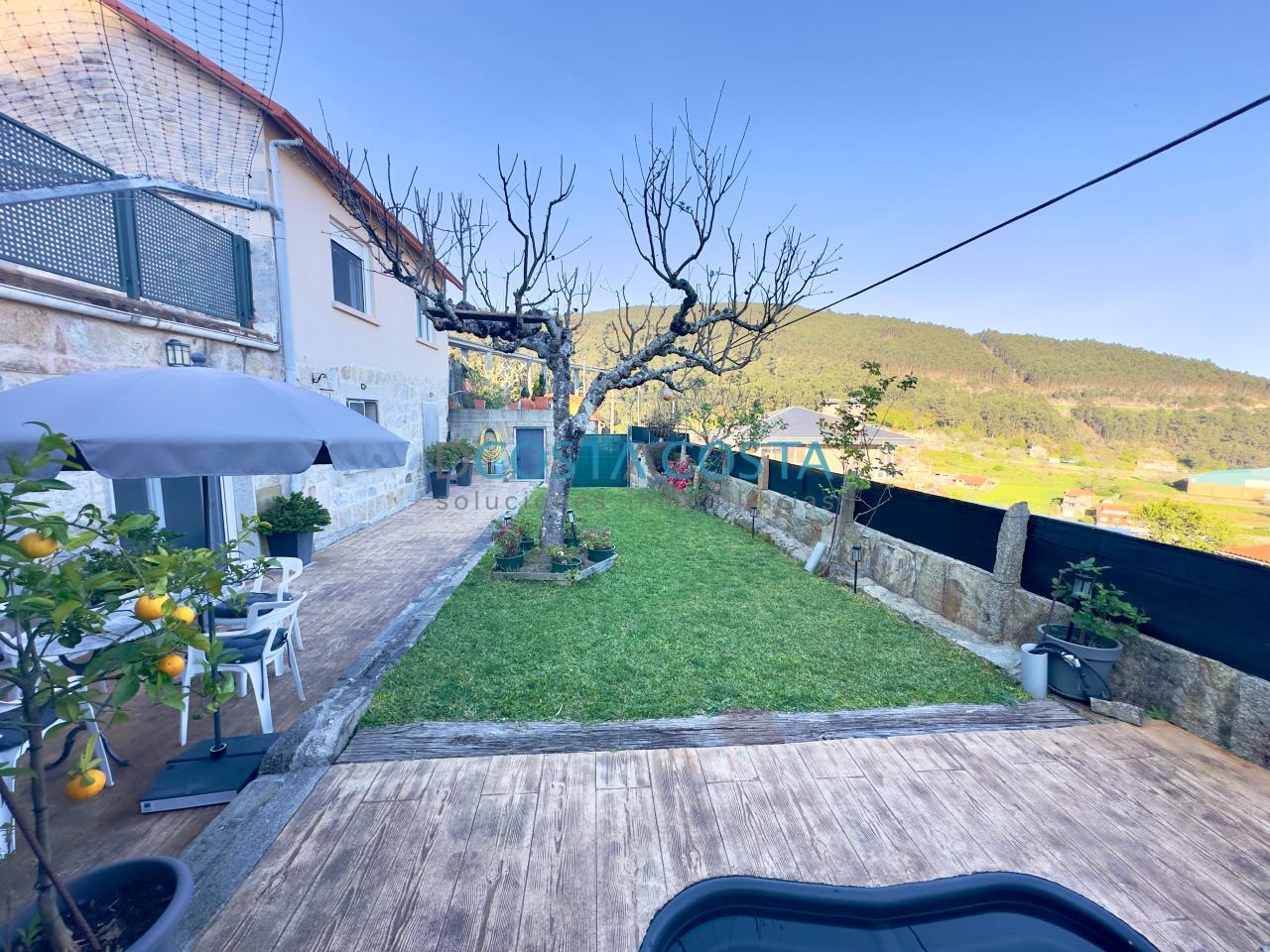 Casa de tres habitaciones con vistas al mar y jardín, reformada en Moaña, zona Domaio.