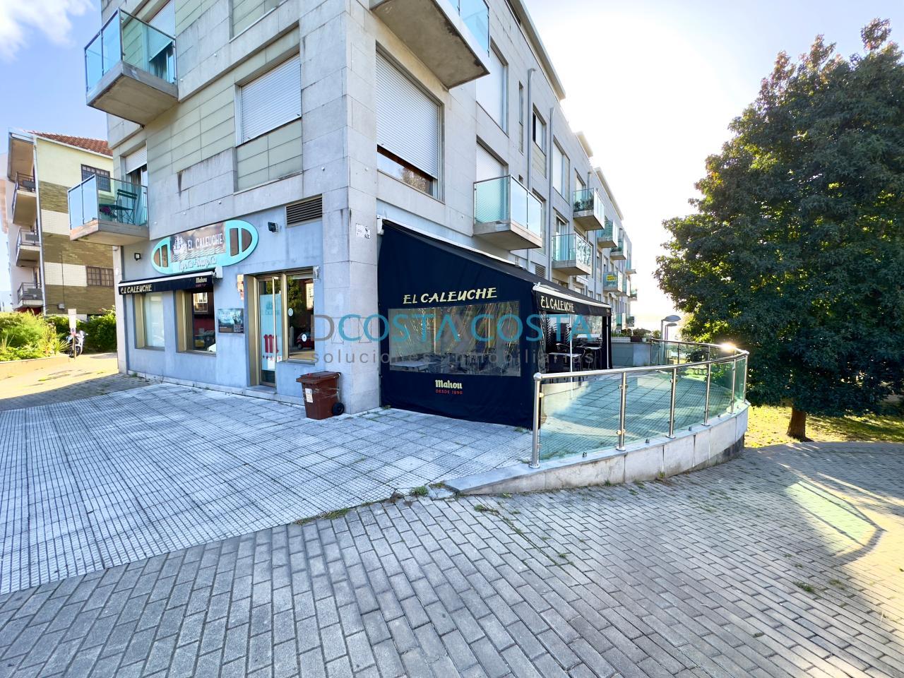 Se vende local con terraza en Cangas do Morrazo