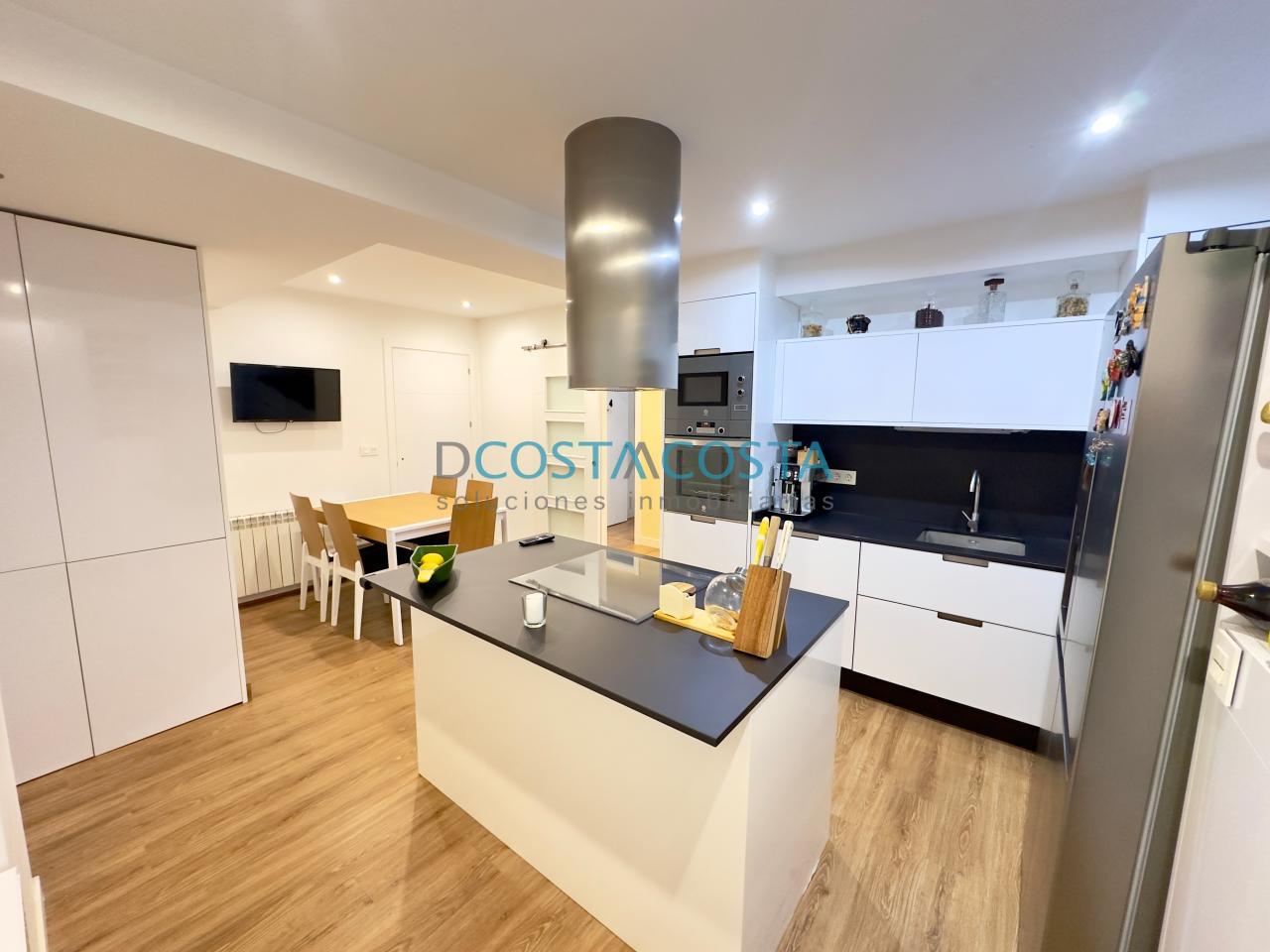 Piso reformado de tres habitaciones con garaje en Vigo, calle Balaidos