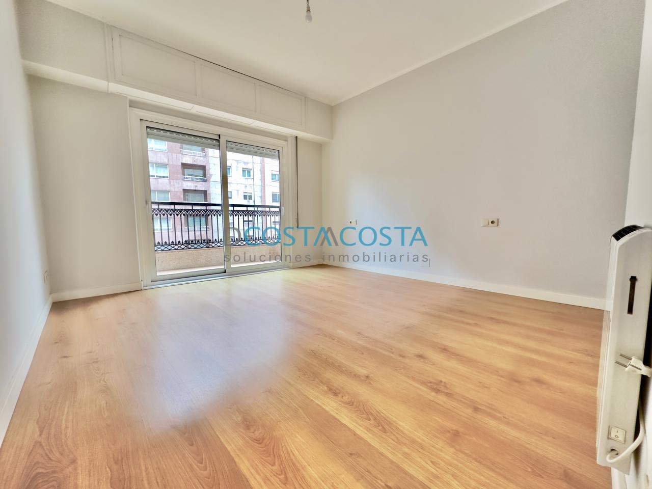 Piso totalmente reformado de cuatro habitaciones con garaje y terreza en el centro de Vigo